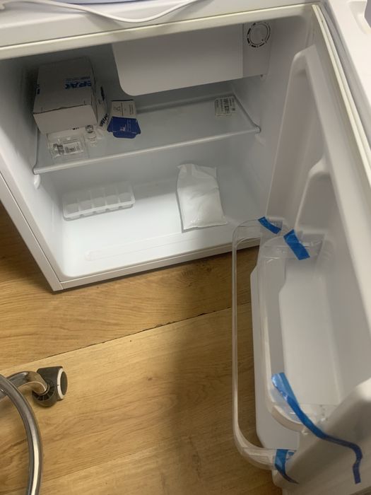 Продам холодильник з морозилкою