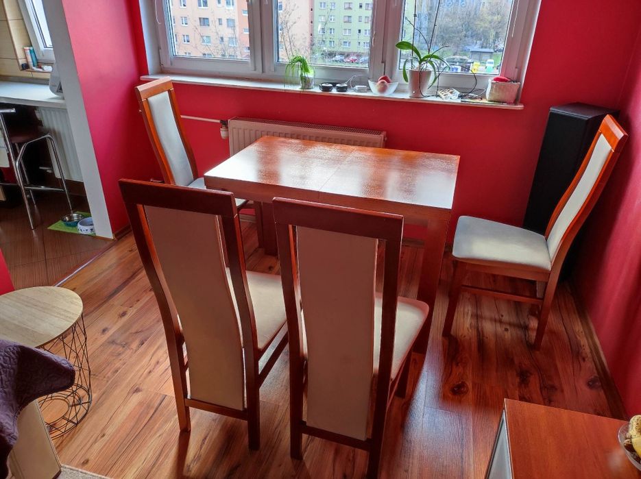 Stół z czterema krzesłami