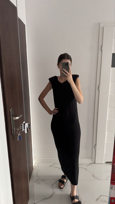 Czarna sukienka z poduszkami na ramionach Shopping Center 9 S 36