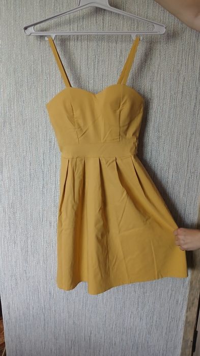 Жовта сукня на брительках
