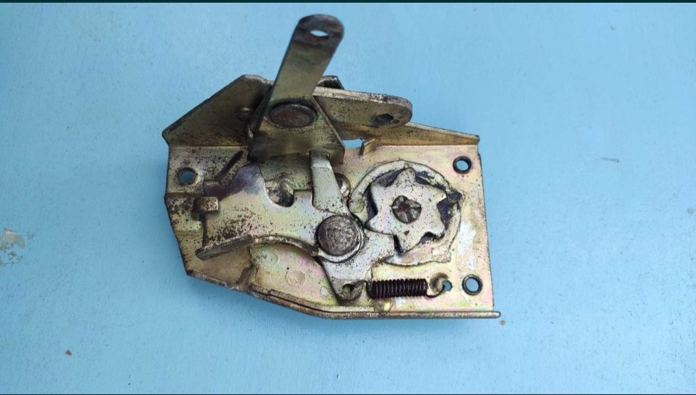 Замок двери ЗаЗ.