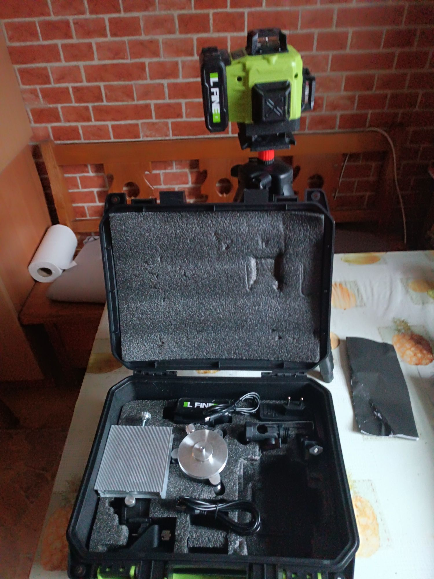 Laser krzyżowy samopoziomujący zielony