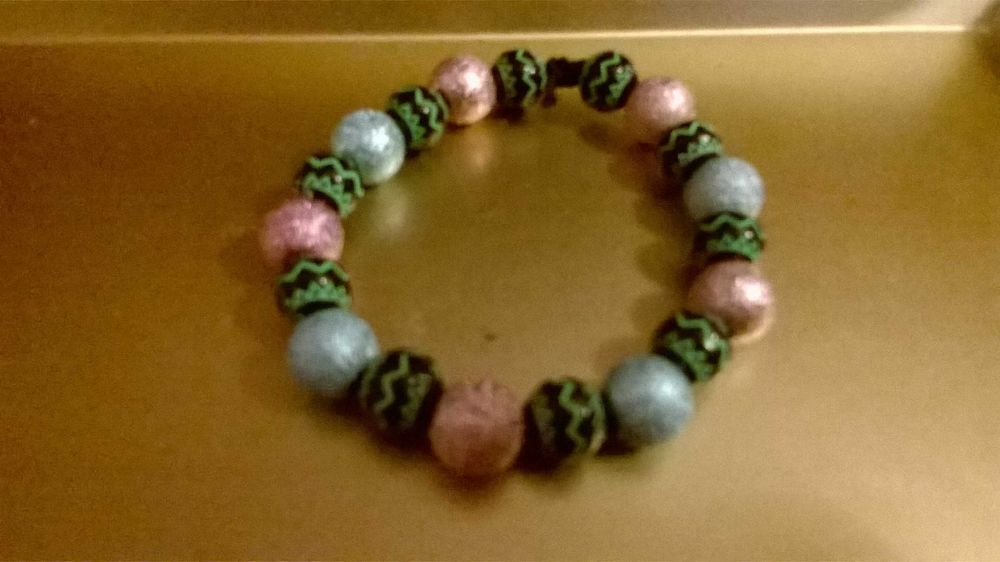 Bransoletka z akrylowymi koralikami