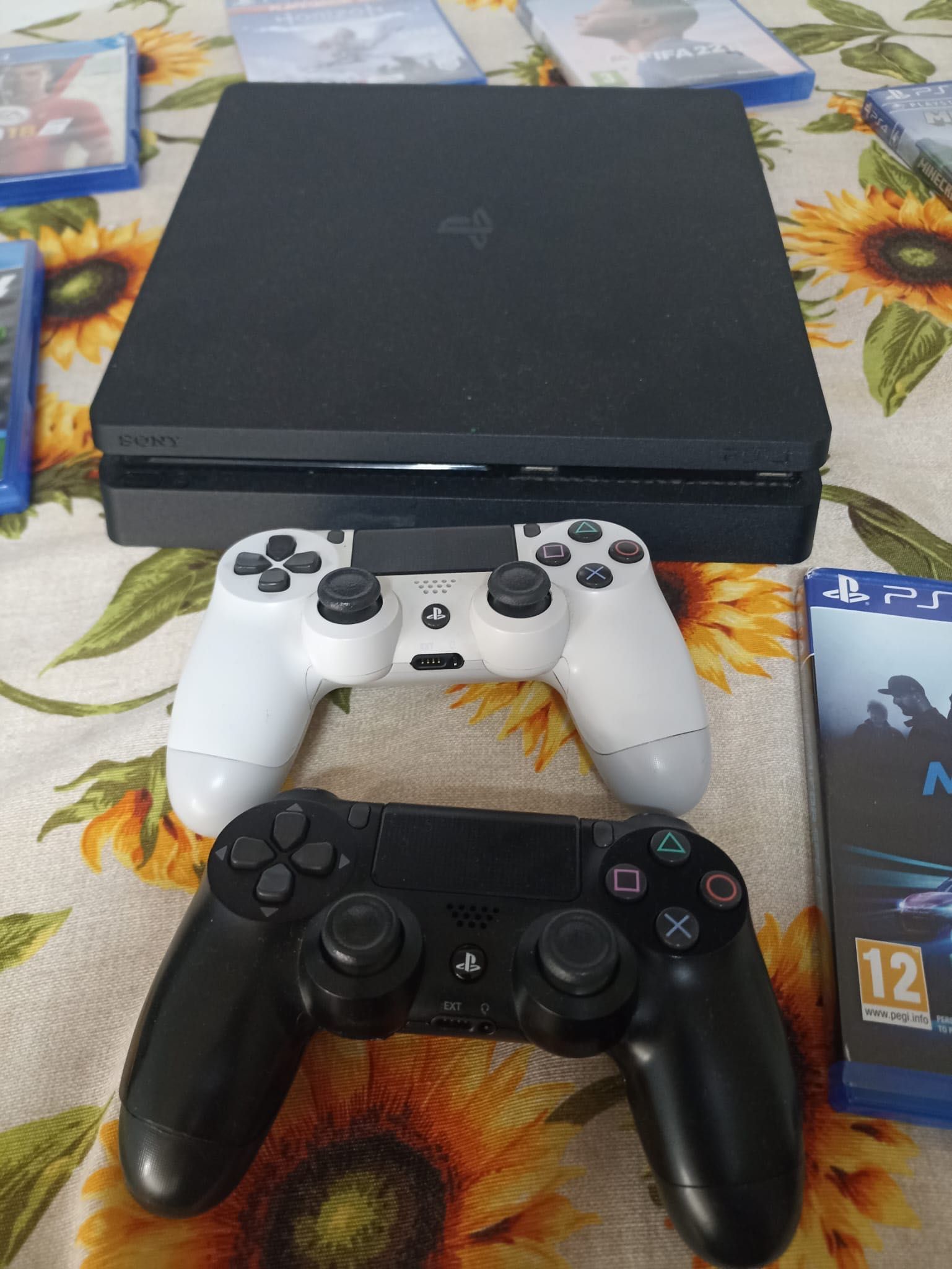 PLAYSTATION 4 Slim 1 tB  C/ 2 comando + jogos