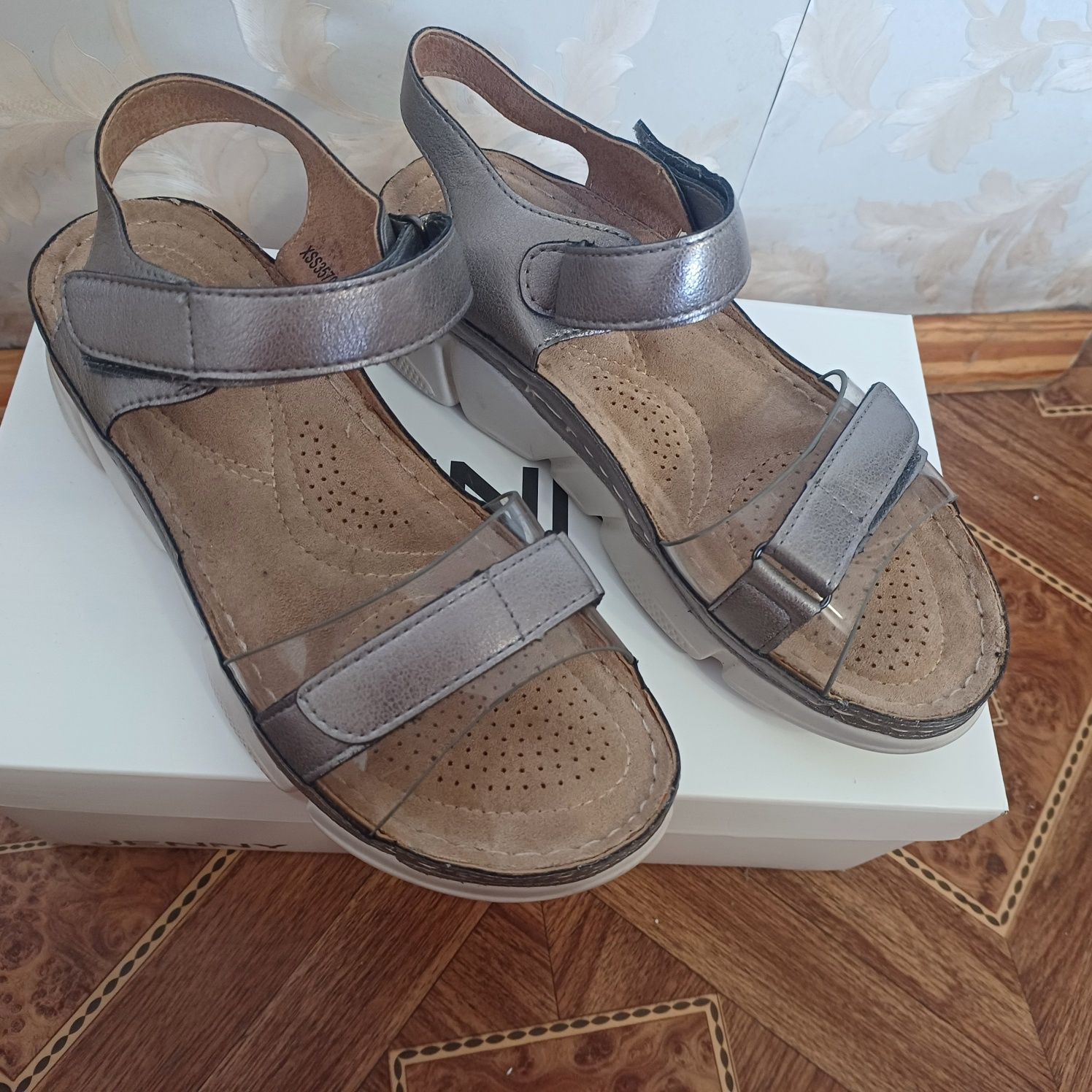 Продам босоніжки