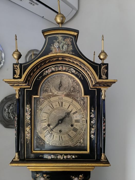 Relógio de pé antigo