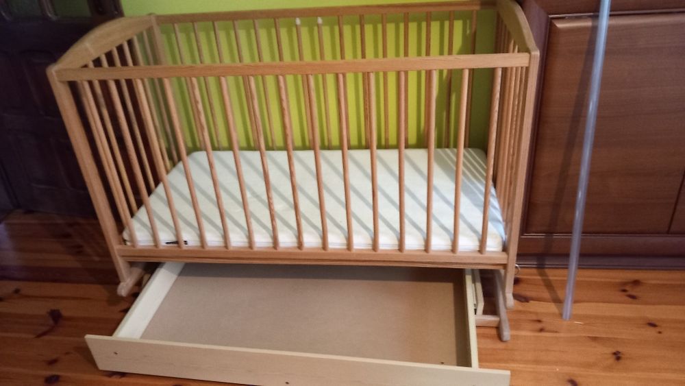 Łóżeczko drewniane z szuflada