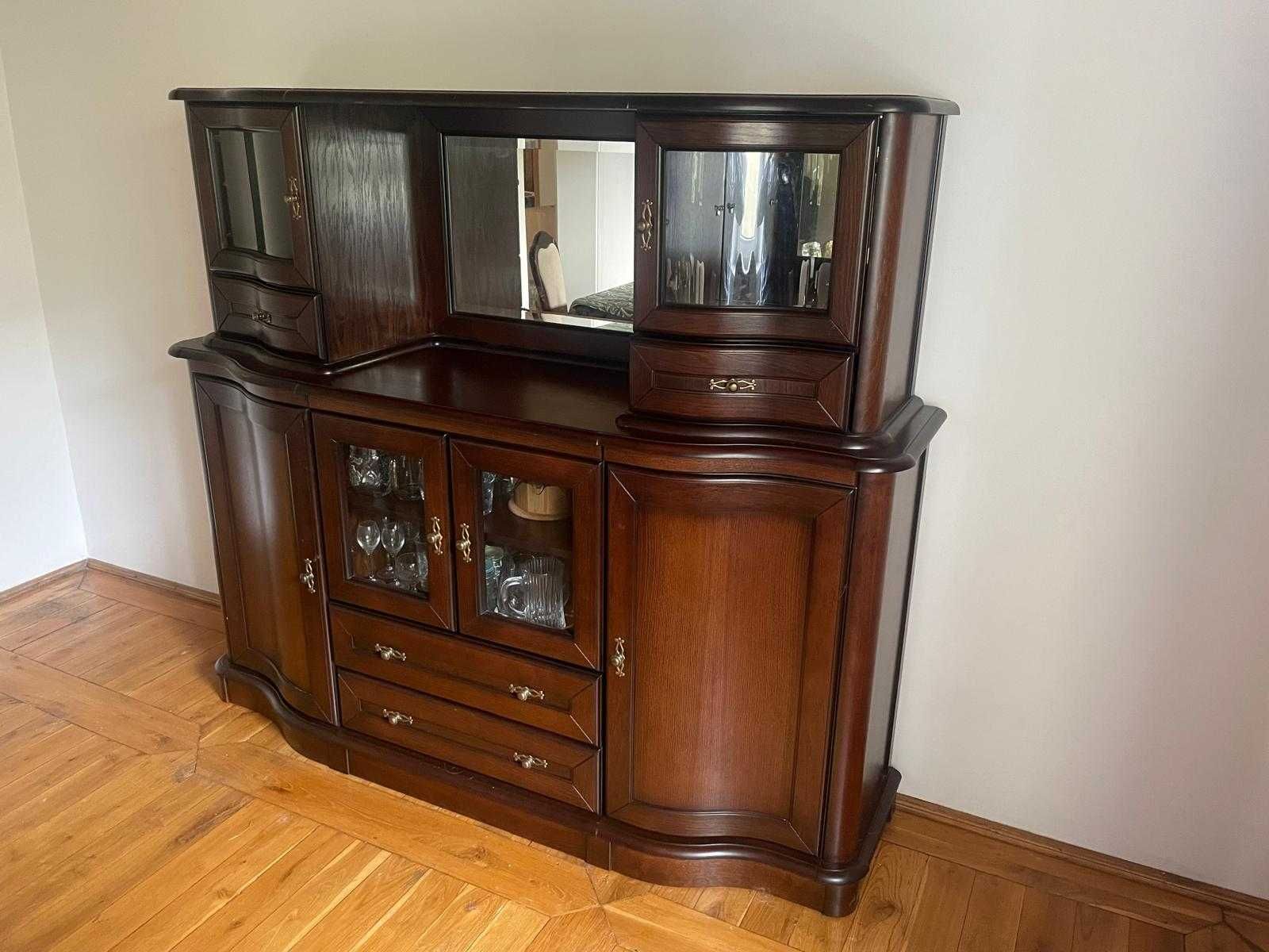 Drewniany kredens stylizowany z lustrem, półkami, czterema szufladami