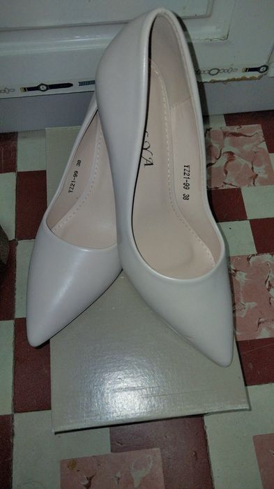 Sapatos beges tamanho 38