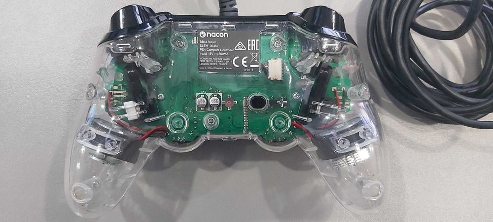 Comando Nacon Playstation 4 PS4 Wired Illuminated Compact Controller