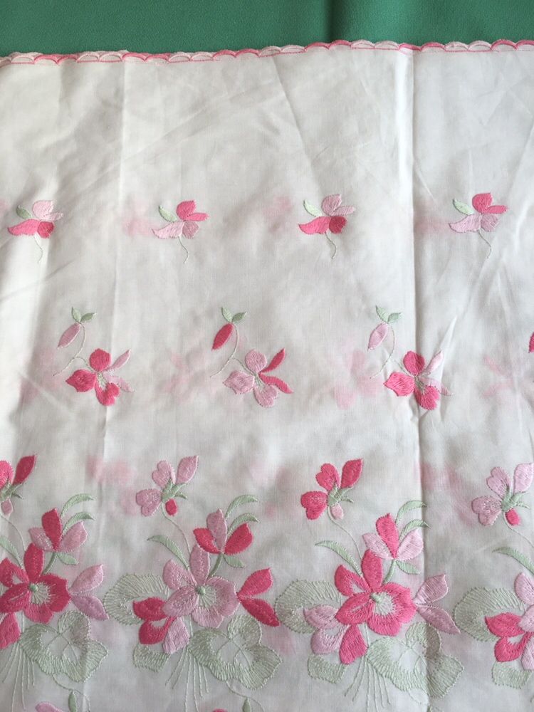 Renda lençol de cor branca com flores em tons de rosa com 44 cm de lar