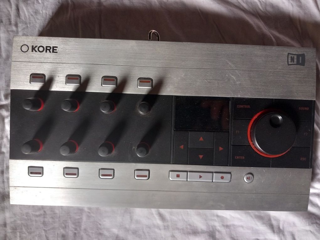 Controlador + software Kore 2 da Native Instruments