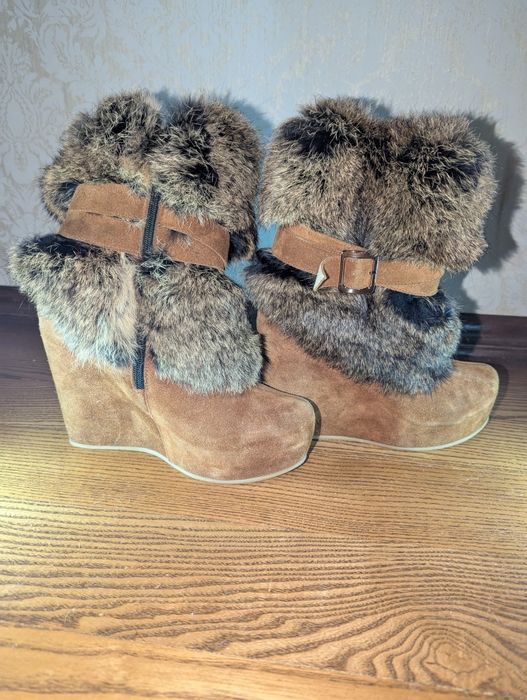 Жіночі зимові черевики Grossi на танкетці з натуральної замші і хутра.