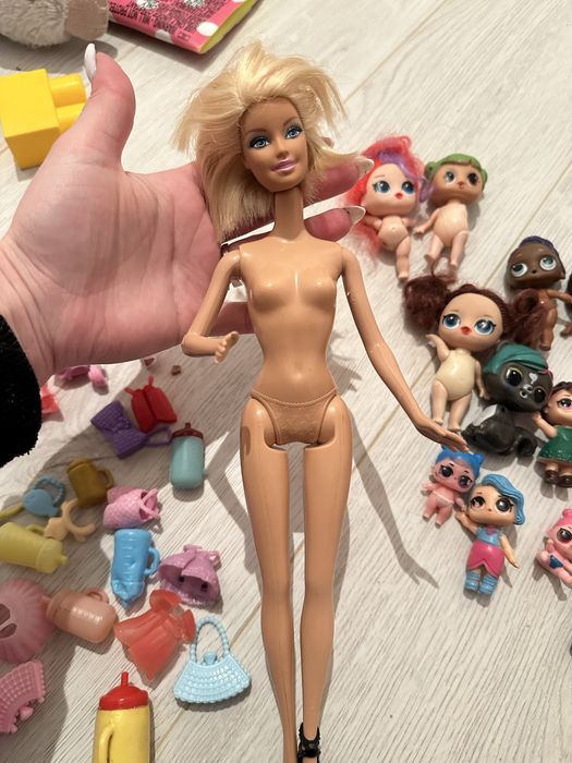 Лялька барбі також є шафа для ляльки барбі