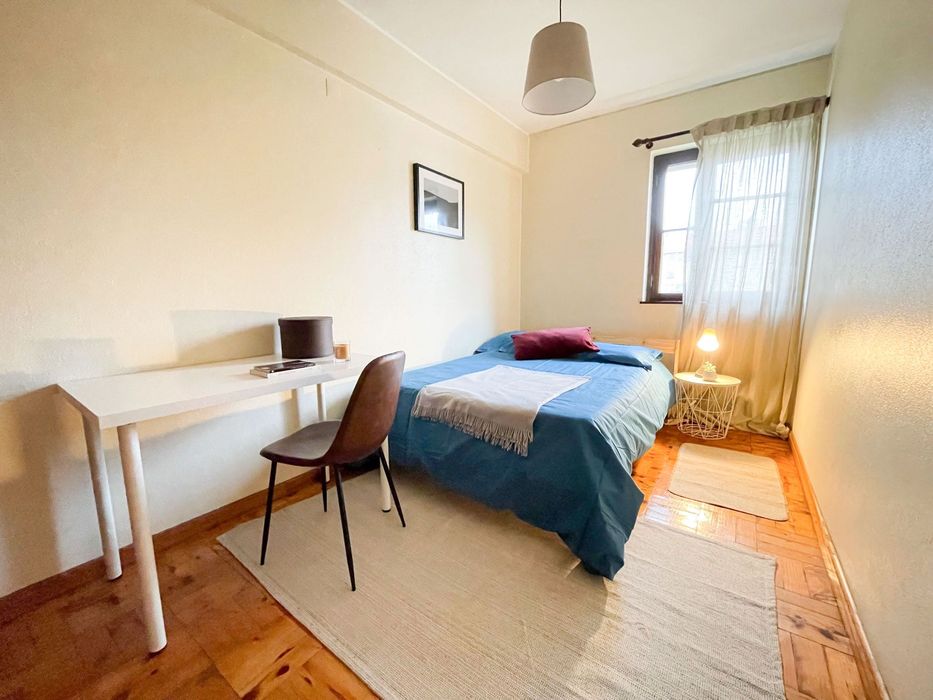 Quarto em Matosinhos, ao pé do Metro Parque Real (Despesas Incluídas)