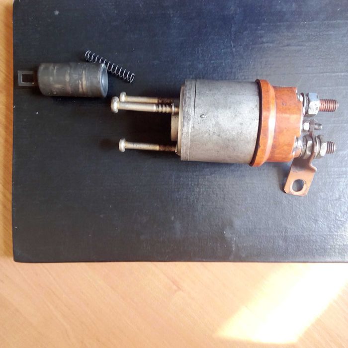 Втягивающее реле стартера.