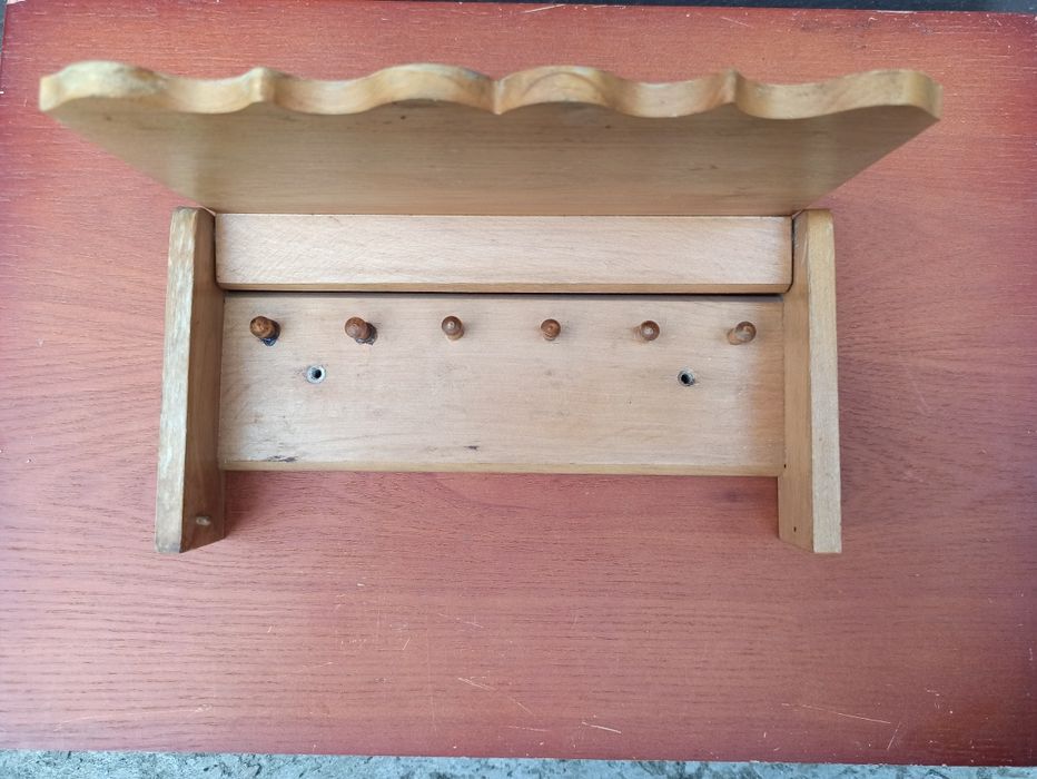 Drewniana zawieszka na klucze z motywem ludowym