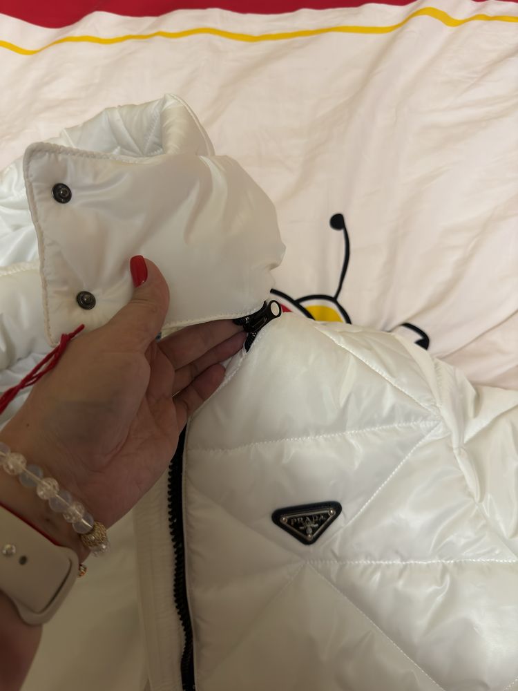 Біла куртка PRADA
