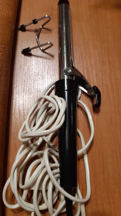 Lokówka elektryczna do włosów.