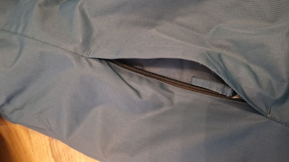 Нова куртка Mountain Wearhouse