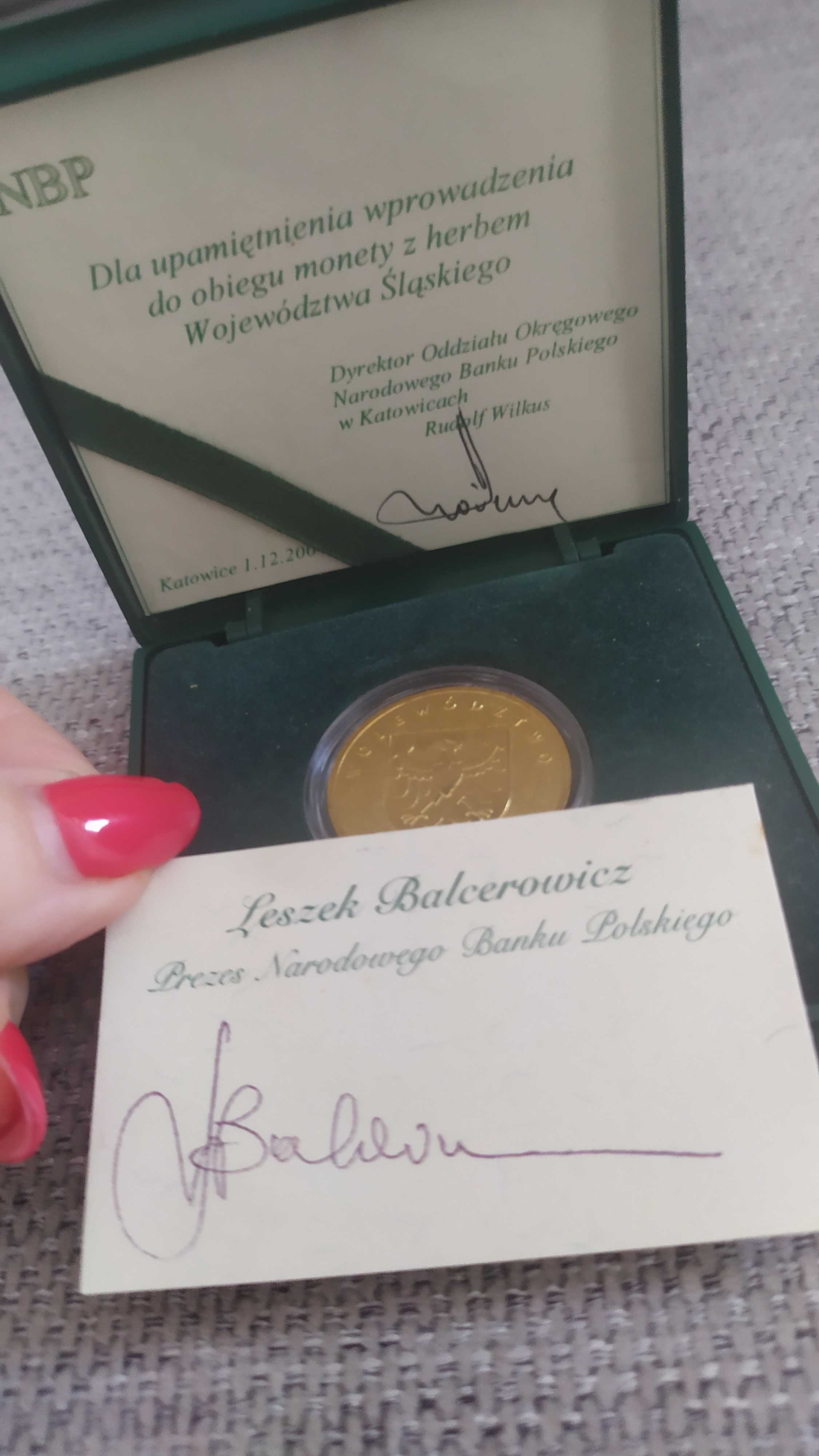 Pamiątkowa moneta wybita przez NBP z autografem prof. L. Balcerowicza