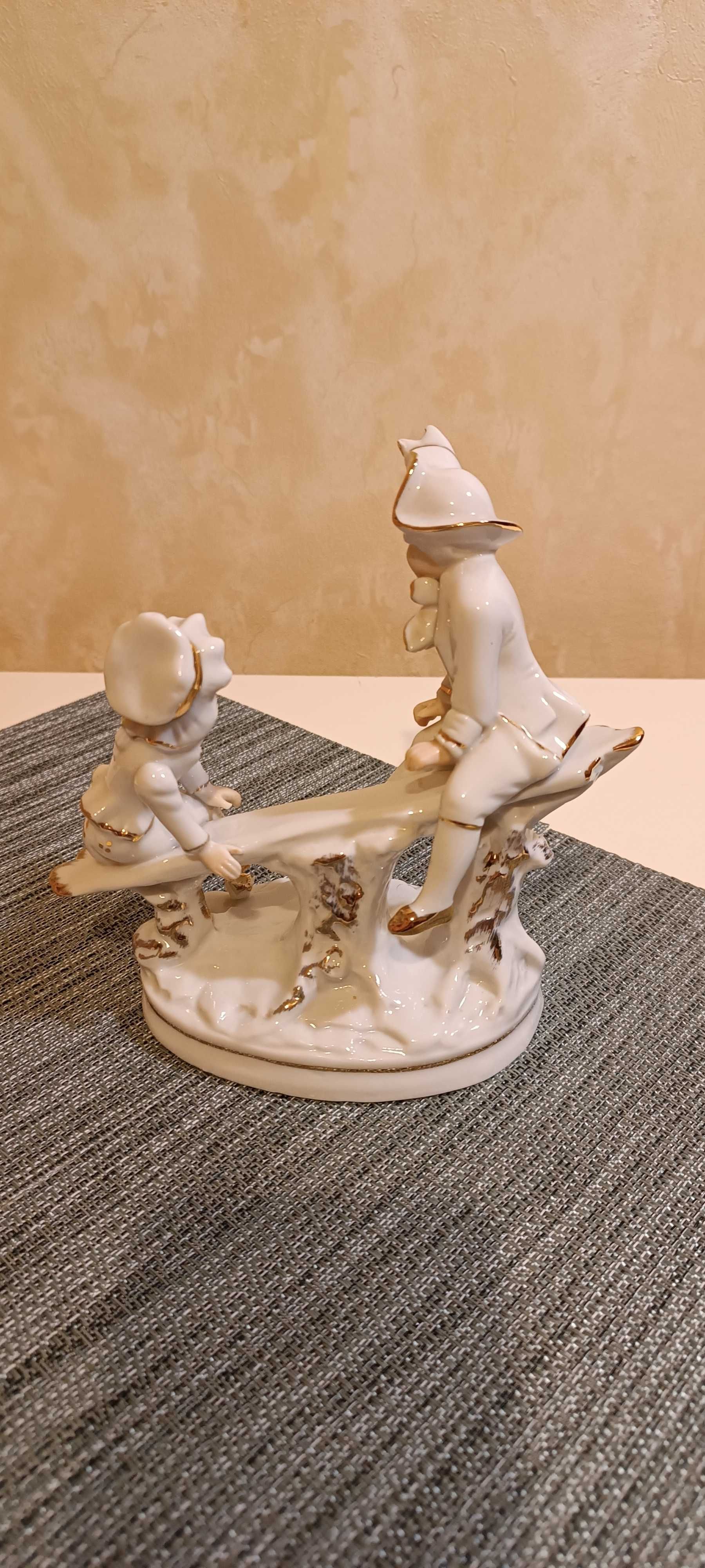 Porcelanowa figurka dzieci siedzących na huśtawce