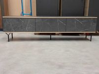 Szafka RTV 175 cm - czarny marmur - złote dodatki - czarne nogi