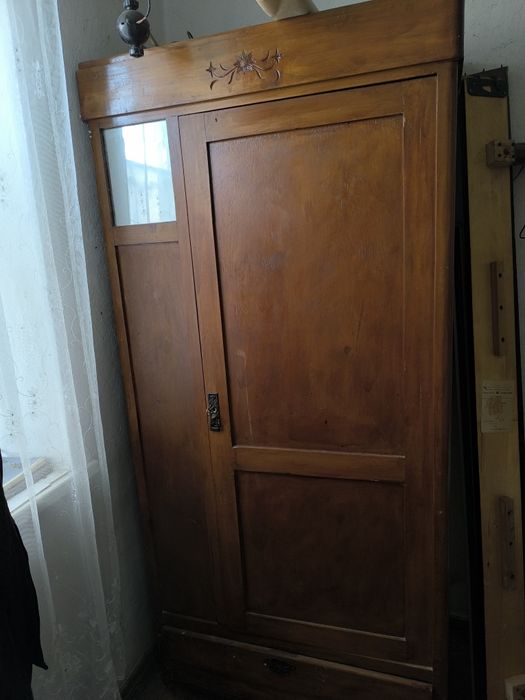 Старинный гардероб.