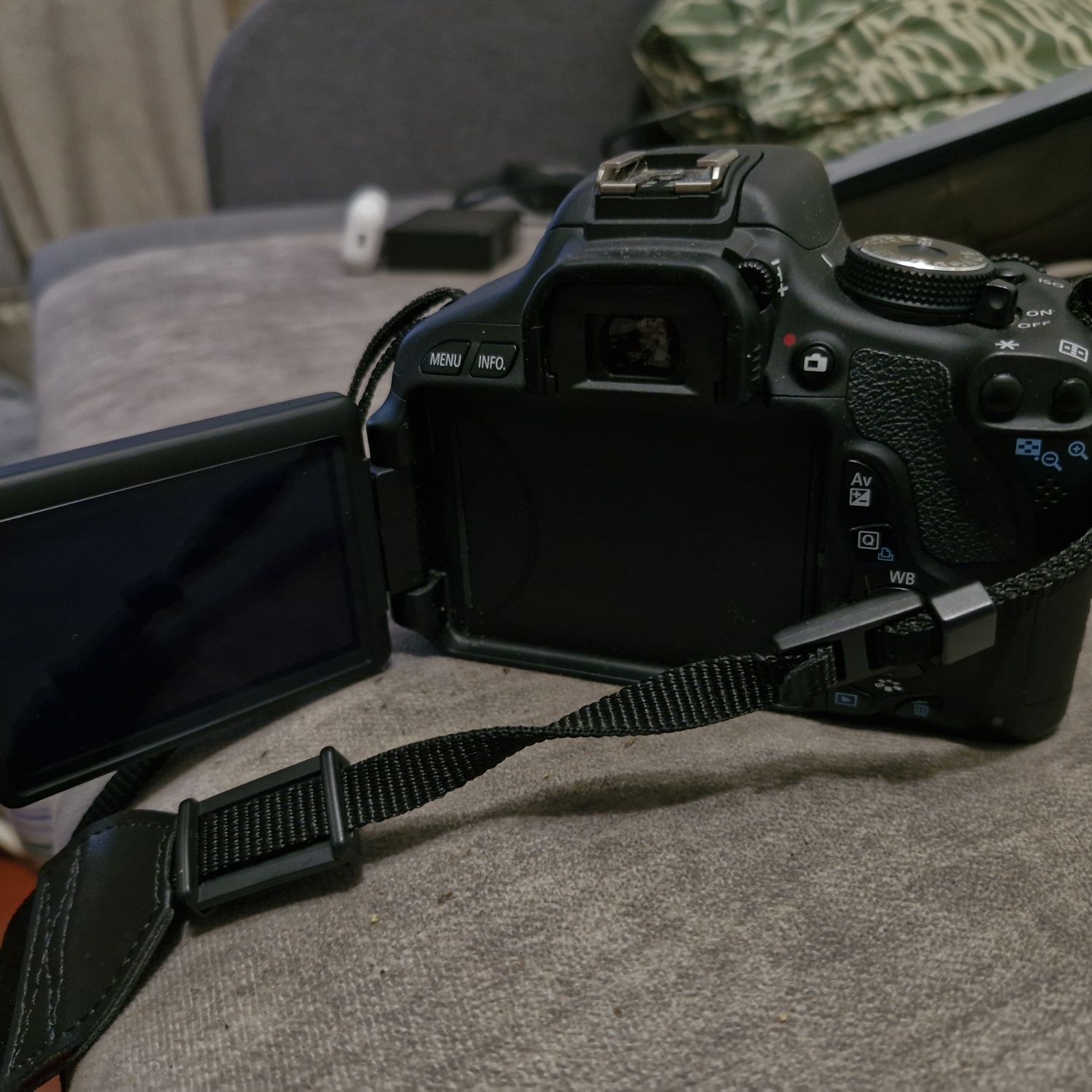 Продається камера Canon EOS Rebel T3i (600D)