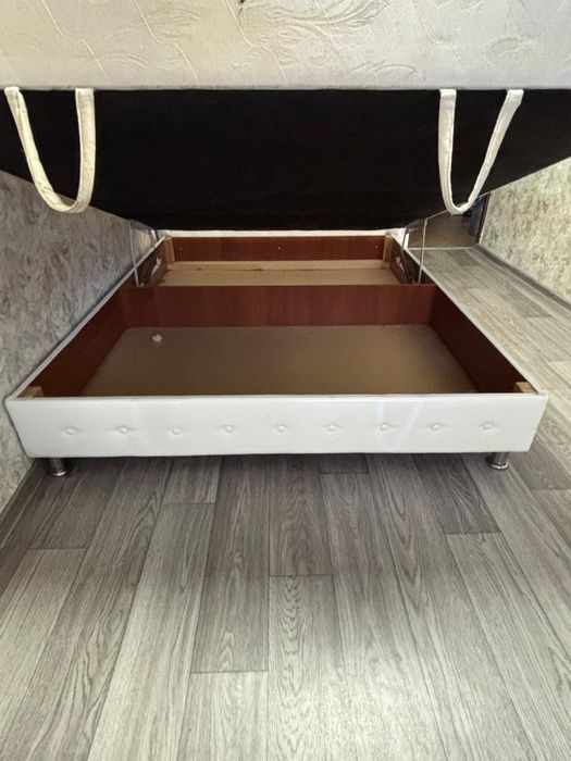 Ліжко двоспальне 160х210 висота 52.