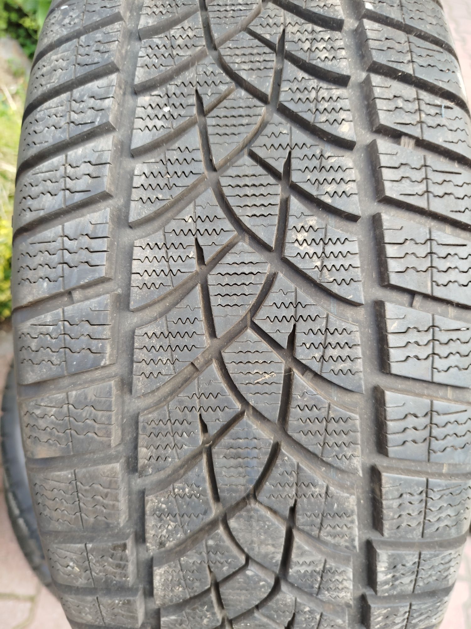 Sprzedam opony zimowe 235/55/19 Goodyear