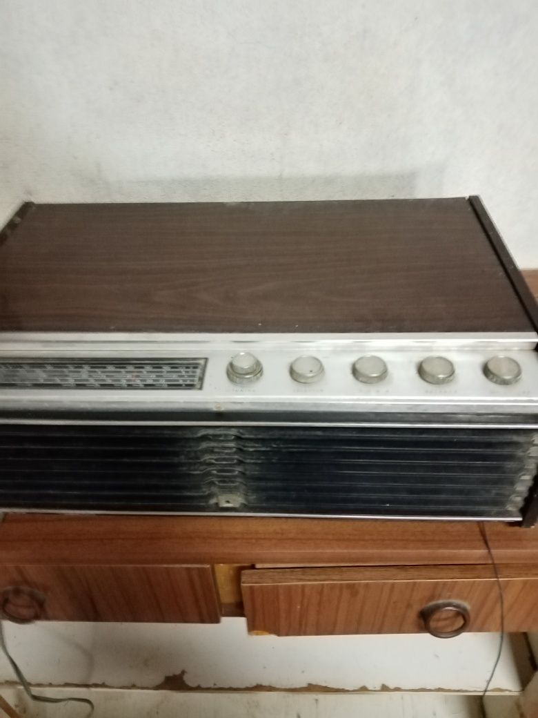 Rádio gira discos antigo