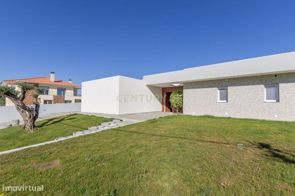 Vila Alegre / Fernão Ferro - Luxuosa moradia isolada térrea de 4 assoa