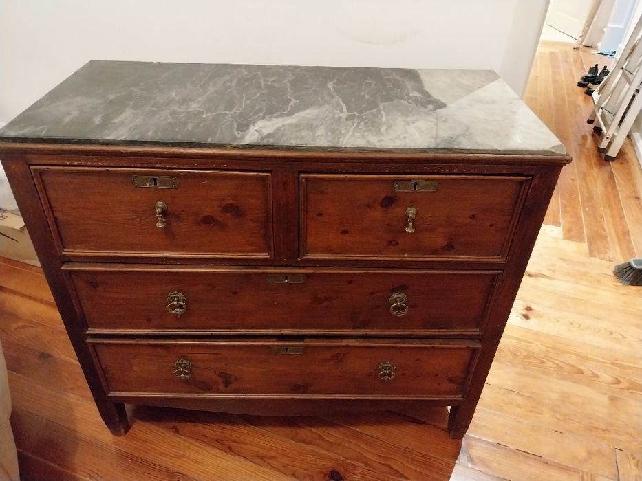 Movel de madeira com gavetas