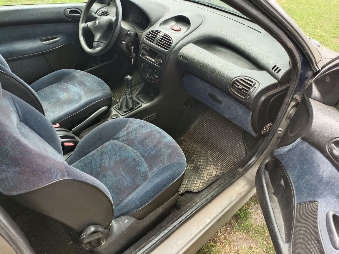 Peugeot 206 1.1 16v benzyna. 1999 rok. Sprawny.Aktualne opłaty.
