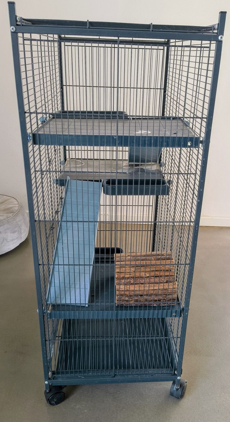 Klatka dla gryzoni na kółkach – 4 poziomy + akcesoria