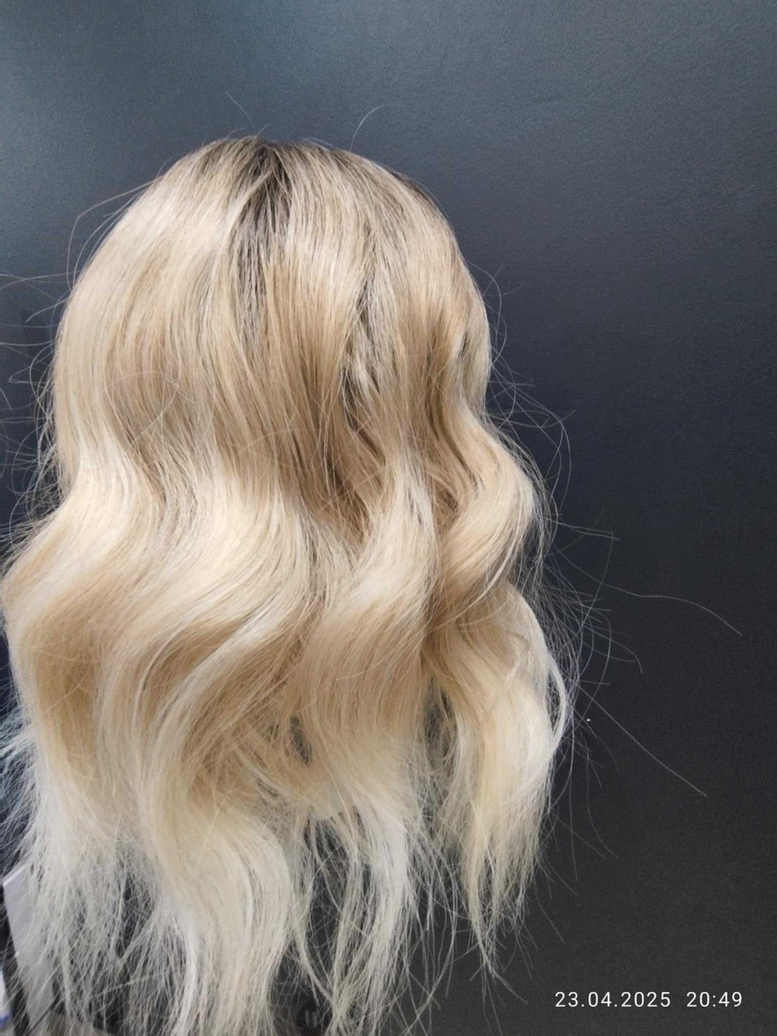 Peruka Oufei. Włosy półdługie falowane z grzywką. Kolor ombre blond