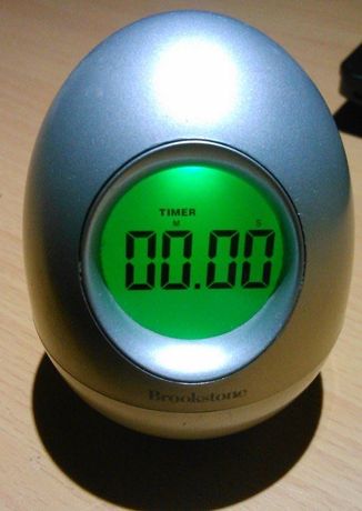 Цифровые настольные часы в форме яйца Brookstone