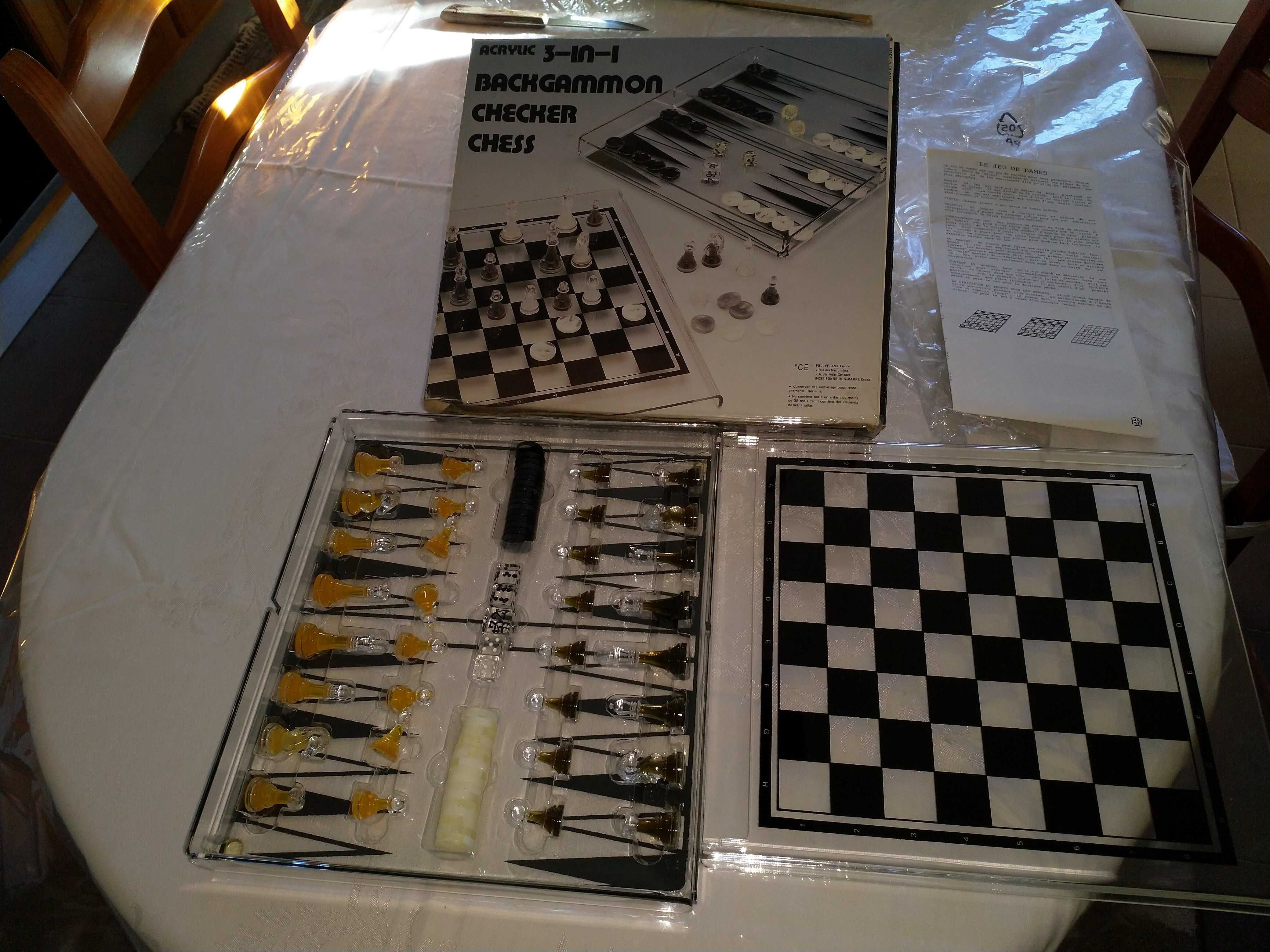 Tabuleiro e peças em acrilico jogos : backgammon, xadrez e damas.