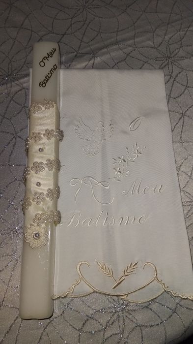 Velas de batismo e toalha