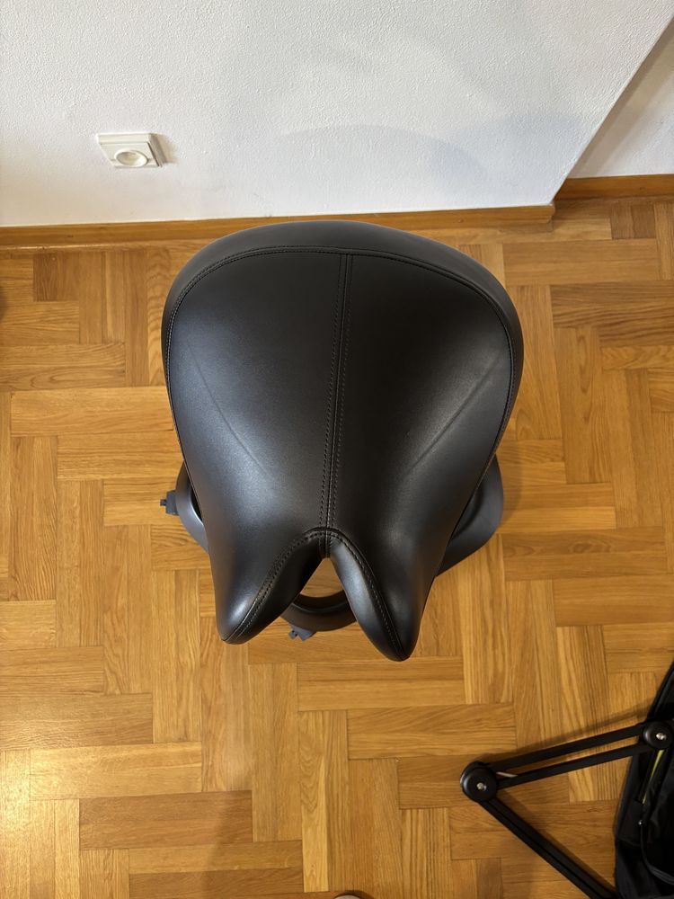 Ergonomiczny stołek siodłowy BH6
