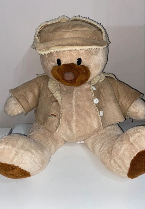 Uroczy brązowy miś z czapeczką i kubraczkiem na guziczki