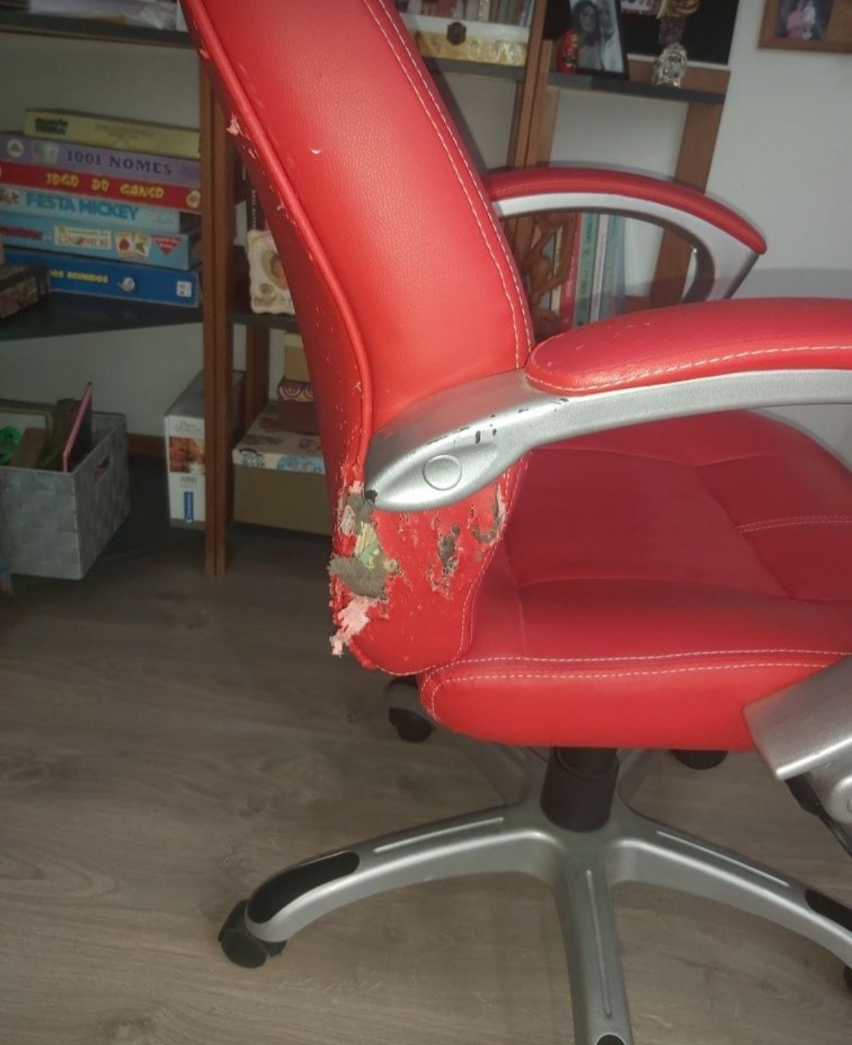 Mesa com tampo de vidro e conjunto de escritório
