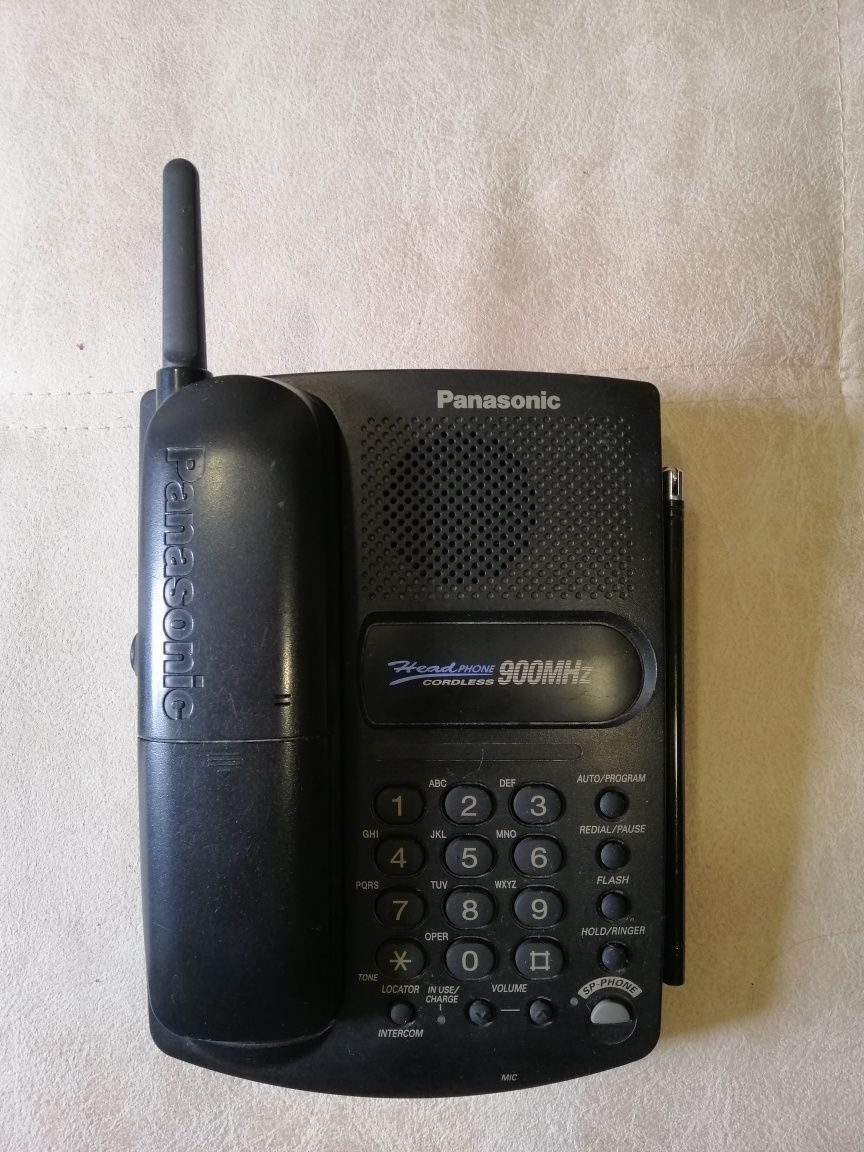 Телефон Panasonic с переносной трубкой.