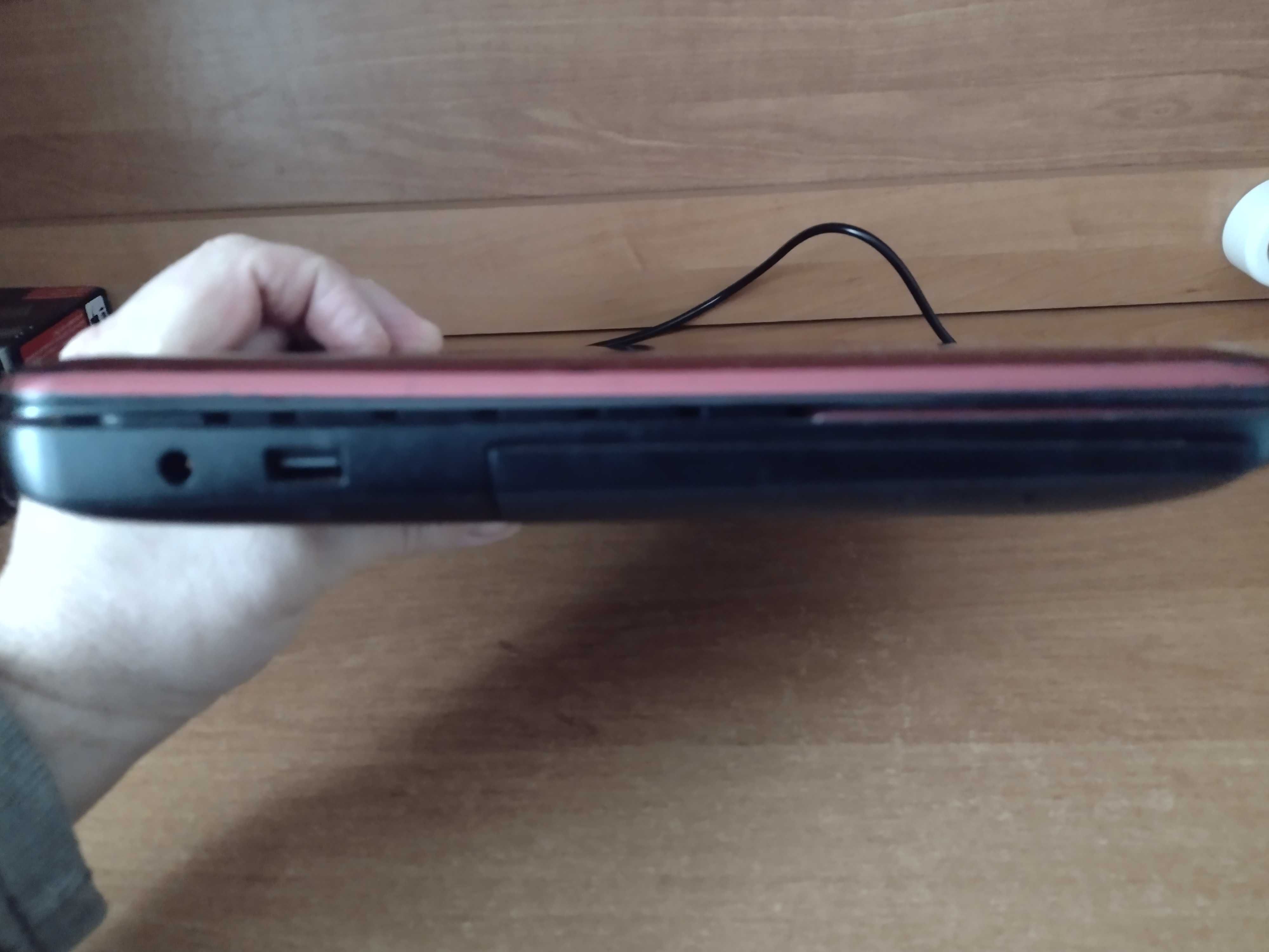 Ноутбук Toshiba C850-А688 в робочому стані.