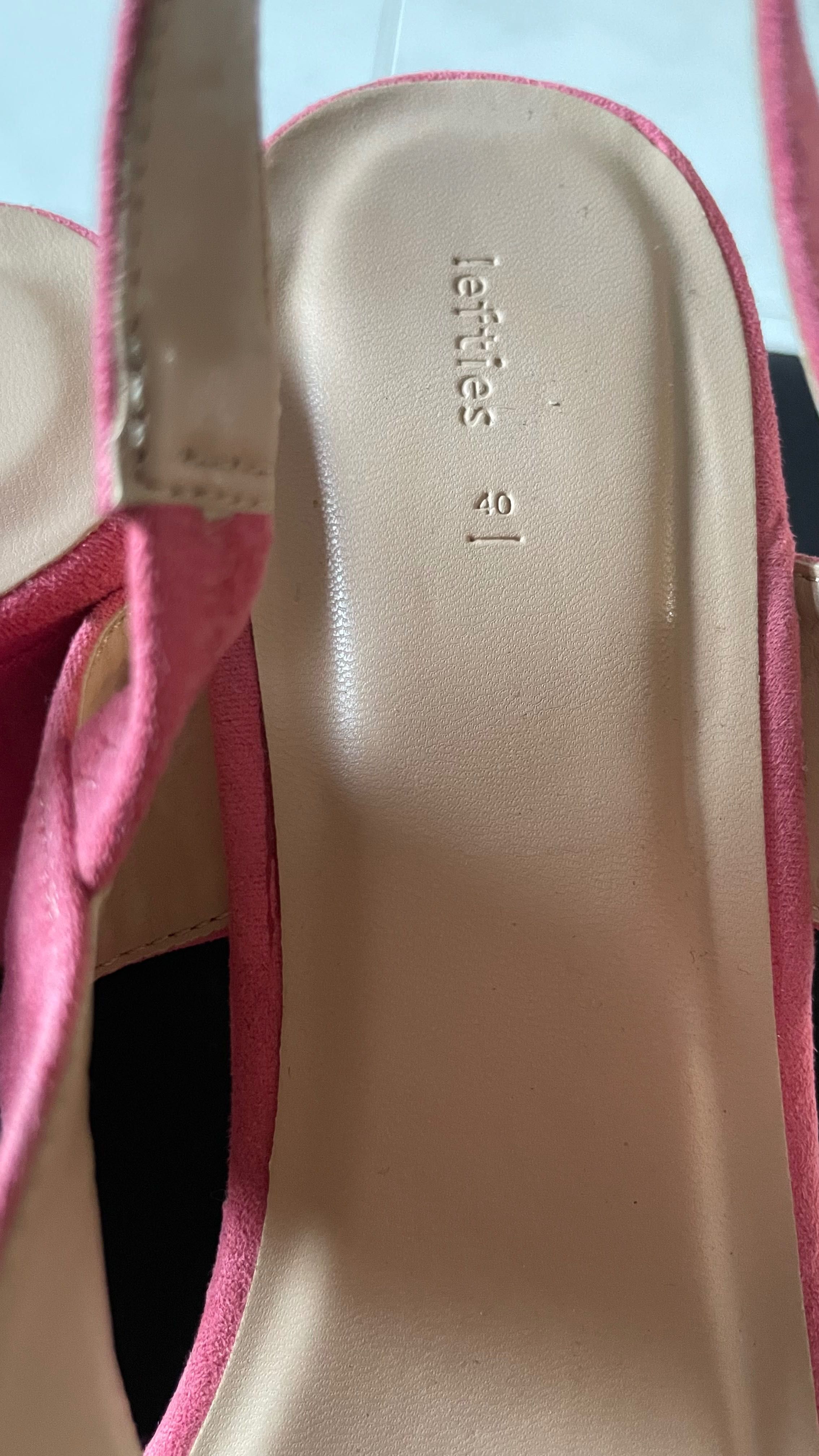 Sapatos saltos altos