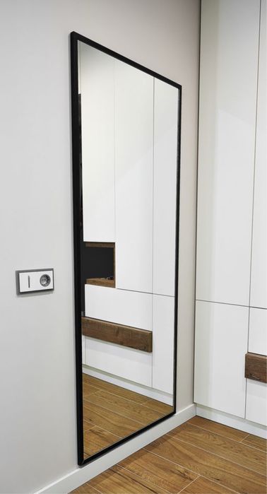 Прямокутне дзеркало у чорній алюмінієвий рамі