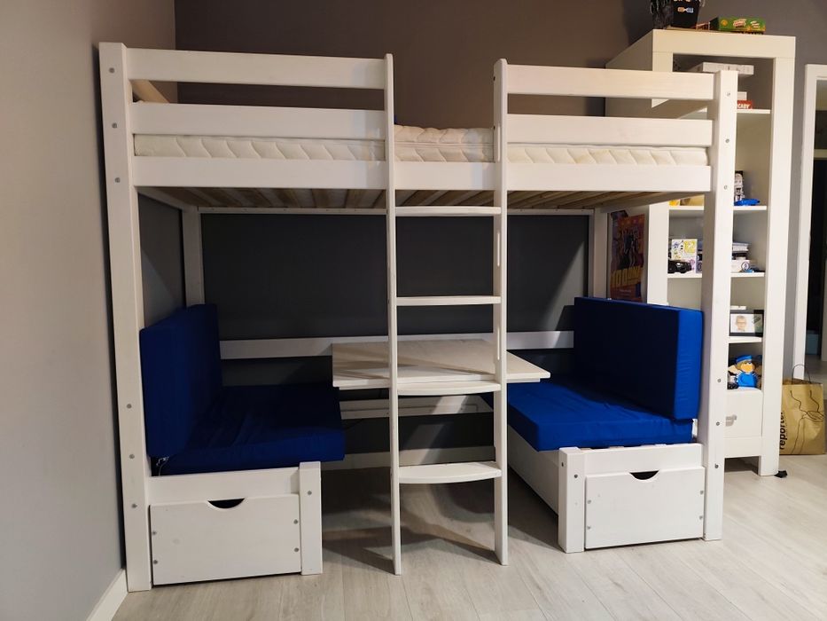Łóżko piętrowe z dodatkowym biurkiem