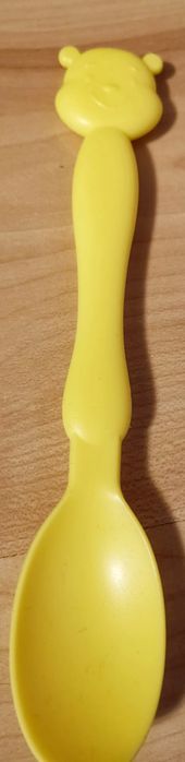 Żółta plastikowa łyżeczka z misiem dla dziecka