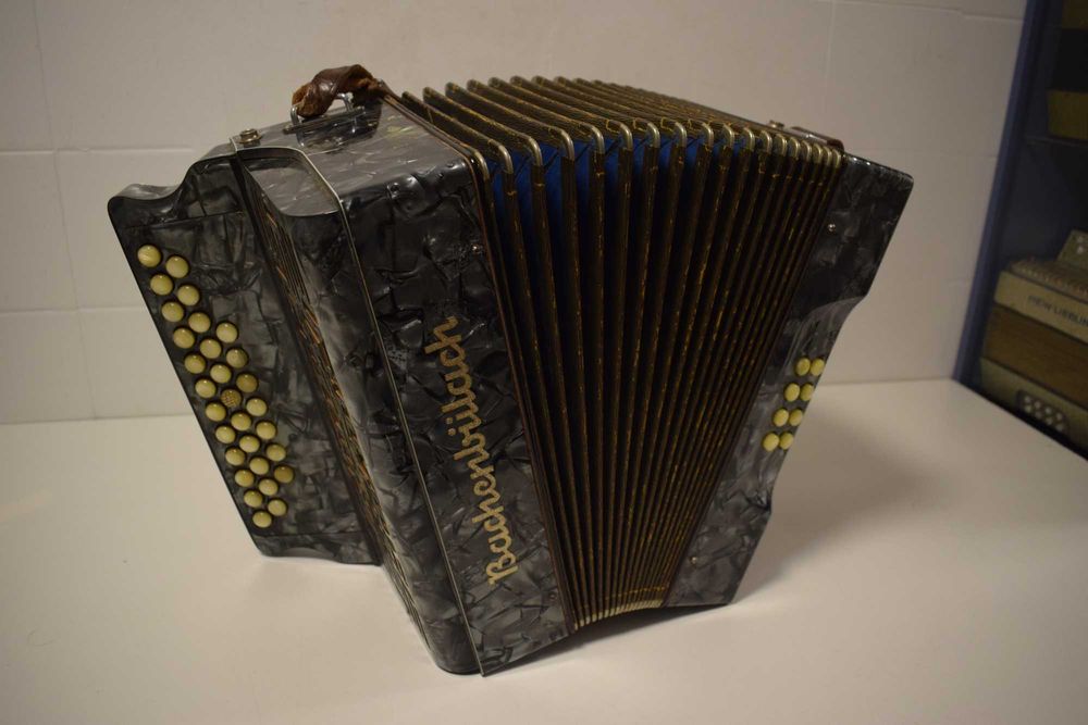 Concertina da Marca Bachenbulach Tel 3 voz